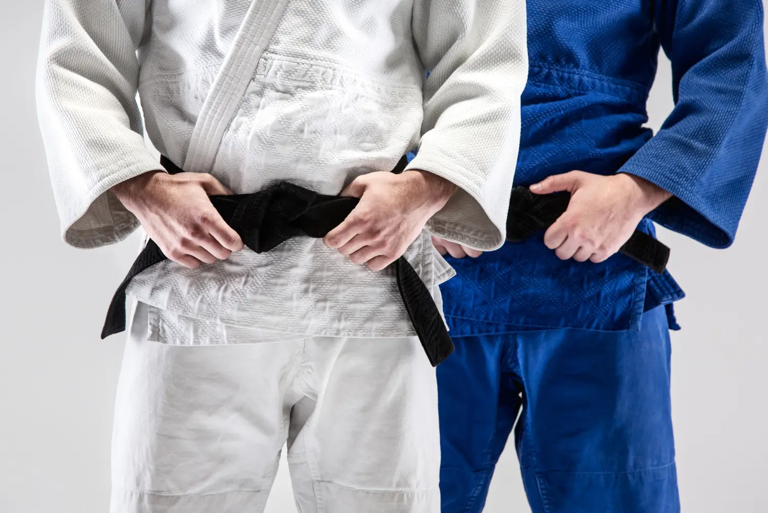 Deux judokas ceinture noire en position de combat